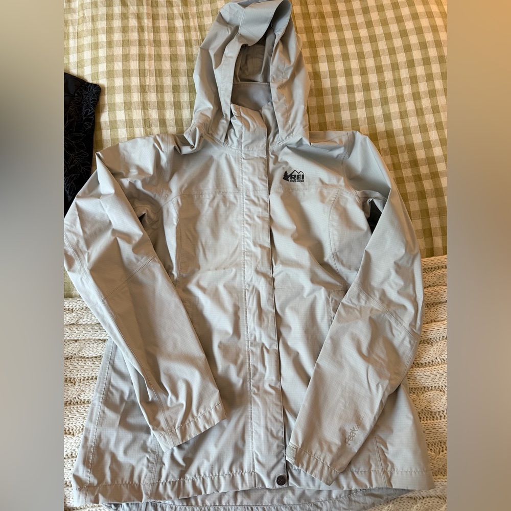 REI peak 2.5L women’s rain jacket, white, M